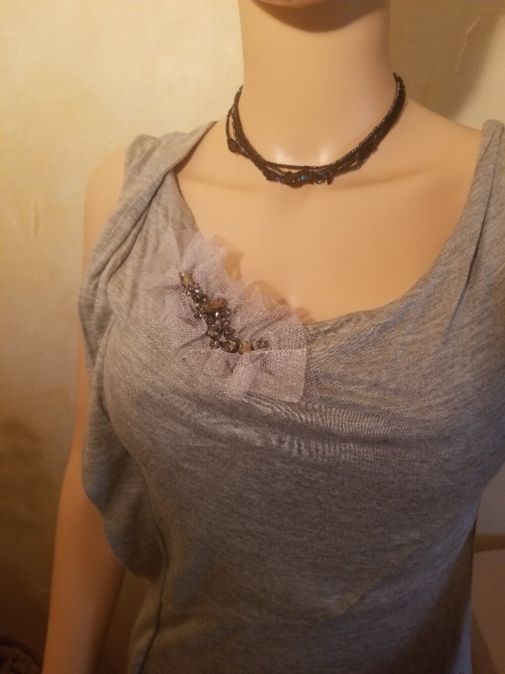 SIMPLY VERA VERA WANG GRAY SLEEVLESS SCOOP NECK TOP WITH SPARKLY BROOCH SZ M